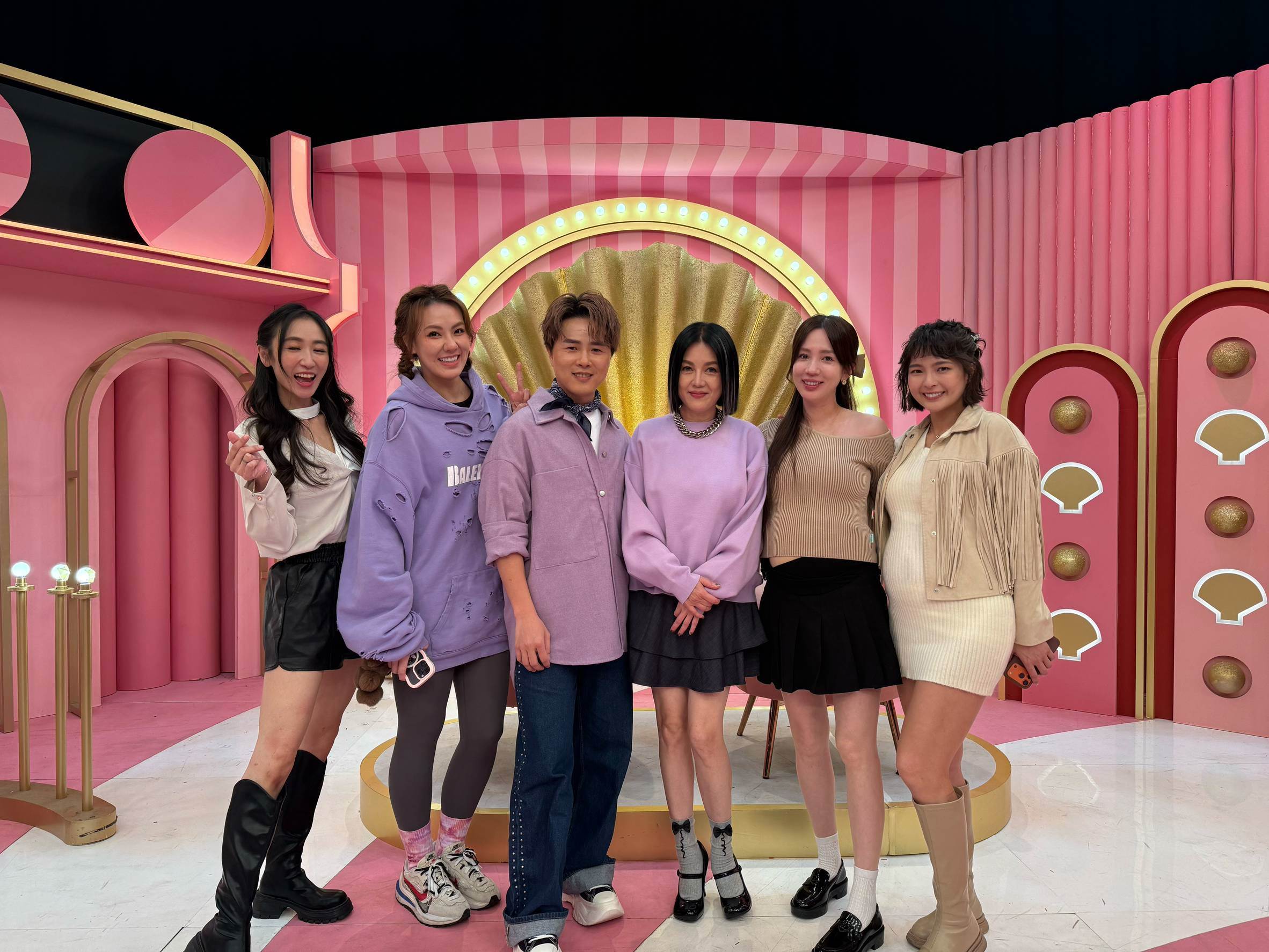 劉雨柔、愛雅、蔡允潔、黃沐妍上節目暢談懷孕期間的事蹟。（圖／三立提供）