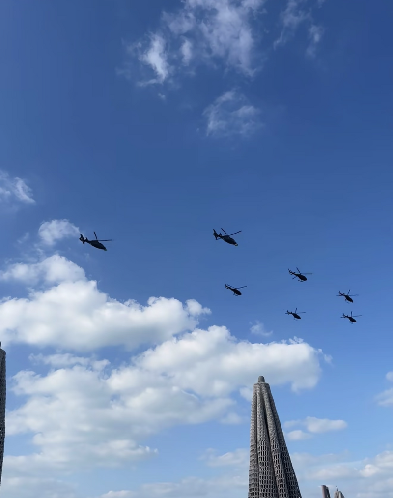 香港藝人蔣麗莎曬出在阿聯酋遇到戰鬥機以及疑似殘破飛彈殘骸的照片。（圖／翻攝自微博）