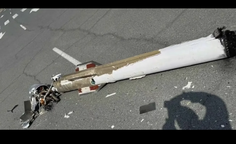 香港藝人蔣麗莎曬出在阿聯酋遇到戰鬥機以及疑似殘破飛彈殘的照片。（圖／翻攝自微博）