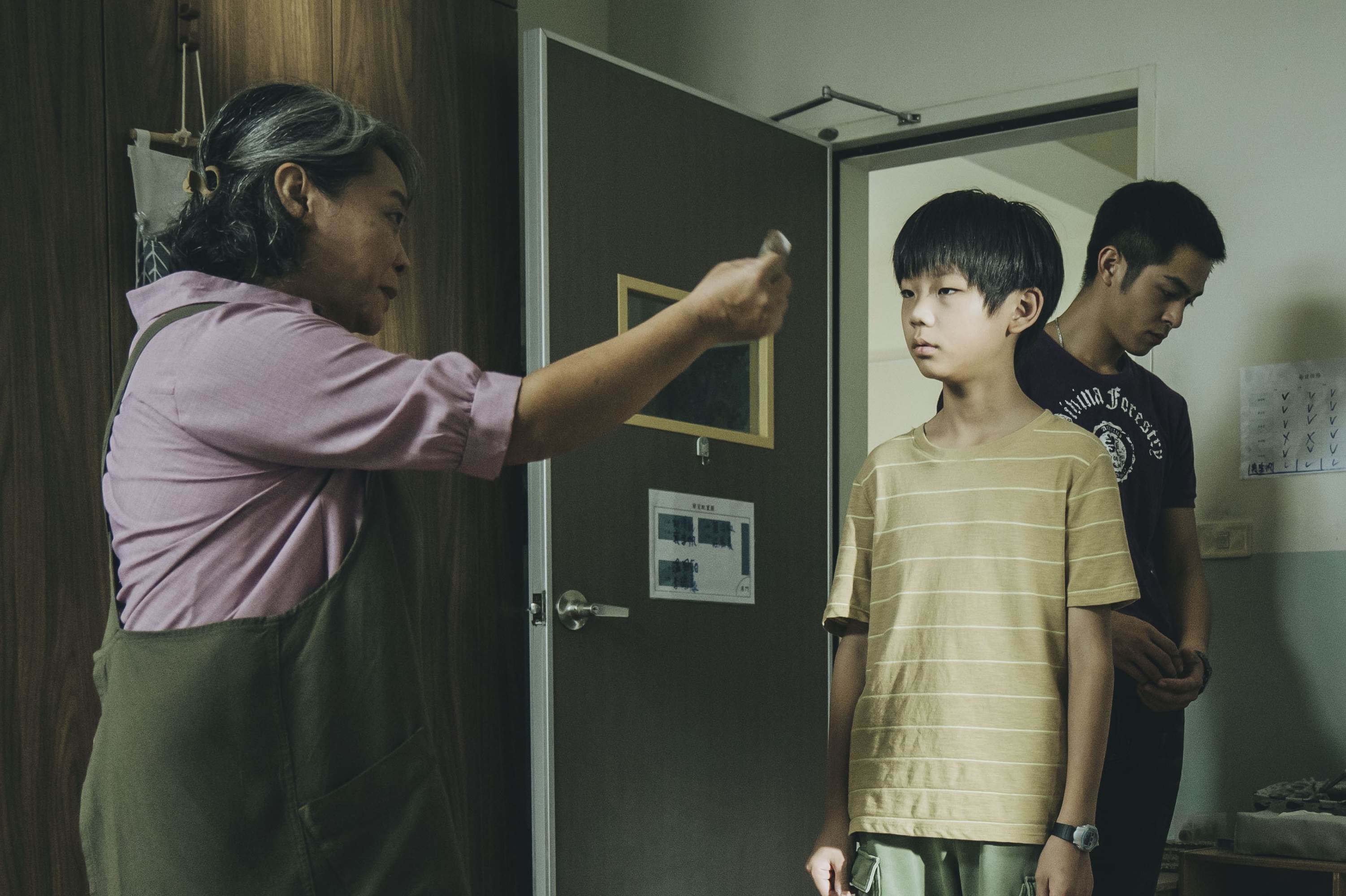 部分取材自報導者《廢墟少年》，《失樂園》揭育幼院暗角「弱勢孩子遭冷眼咆哮」　。（圖／冬候鳥電影、文策院）