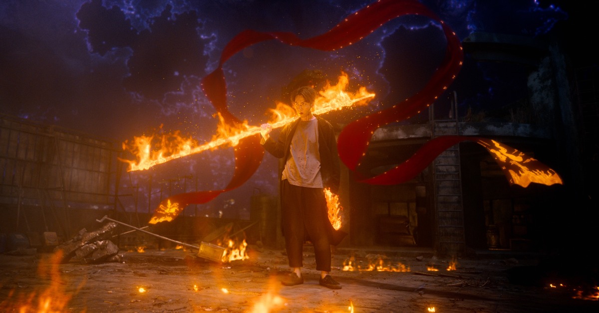 柯震東飾演三太子乩身韓杰手持火尖槍在符咒啟動時爆發出金光與火紋特效，展現強烈神性力量。（圖／Netflix）