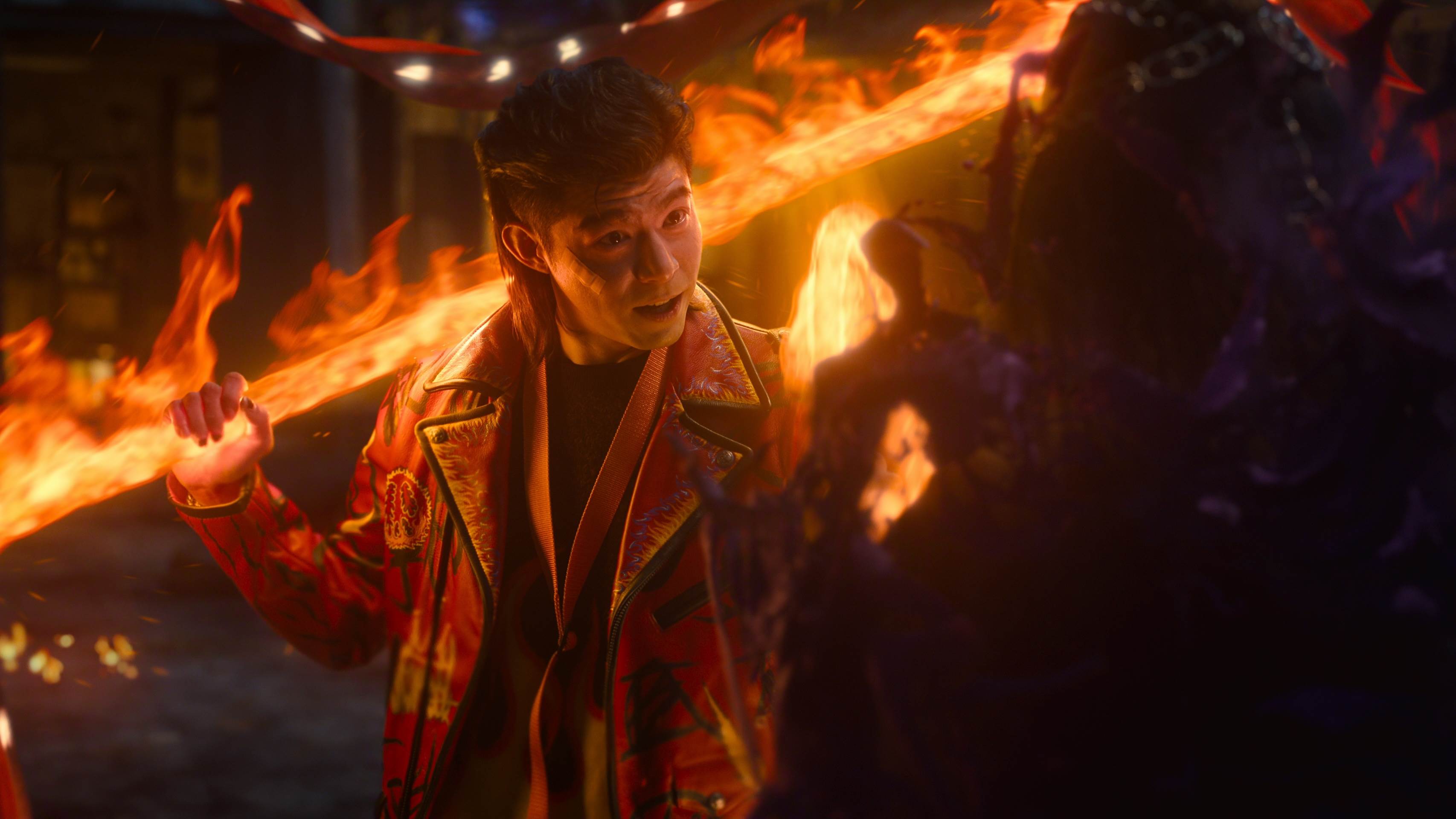 王柏傑飾演三太子手持燃燒長棍現身，帶著戲謔笑意喚他：「欸！小鬼。」（圖／Netflix）