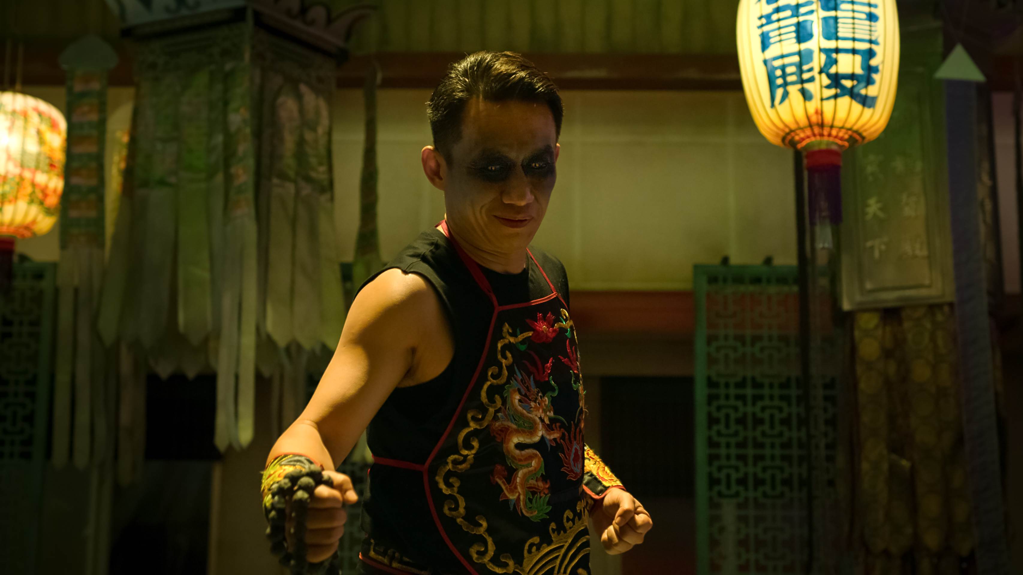 郭子乾飾演的神龍太子與韓杰展開激烈搏鬥，神龍太子雙眼發黑、身穿民俗服裝，詭譎氣場十足。（圖／Netflix）