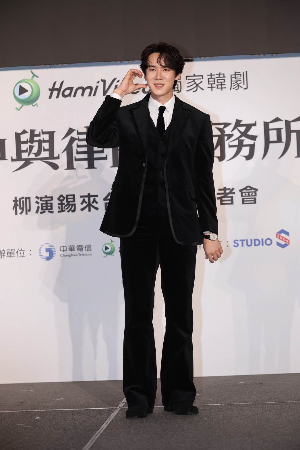 韓星柳演錫在《神與律師事務所》飾演可見到鬼的慎二朗律師。（圖／東森娛樂）