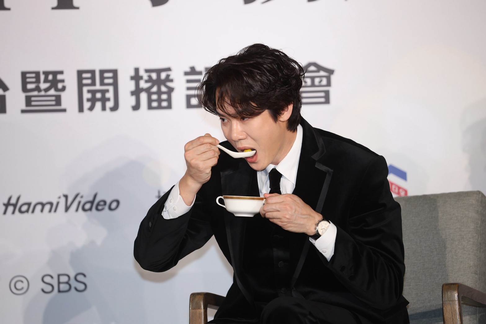 韓星柳演錫在台過元宵節吃湯圓。（圖／東森娛樂）