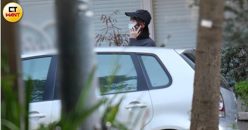 下課時間，粿粿親自開車到幼兒園接女兒粿醬，等待期間不忘接電話。（圖／CTWANT）