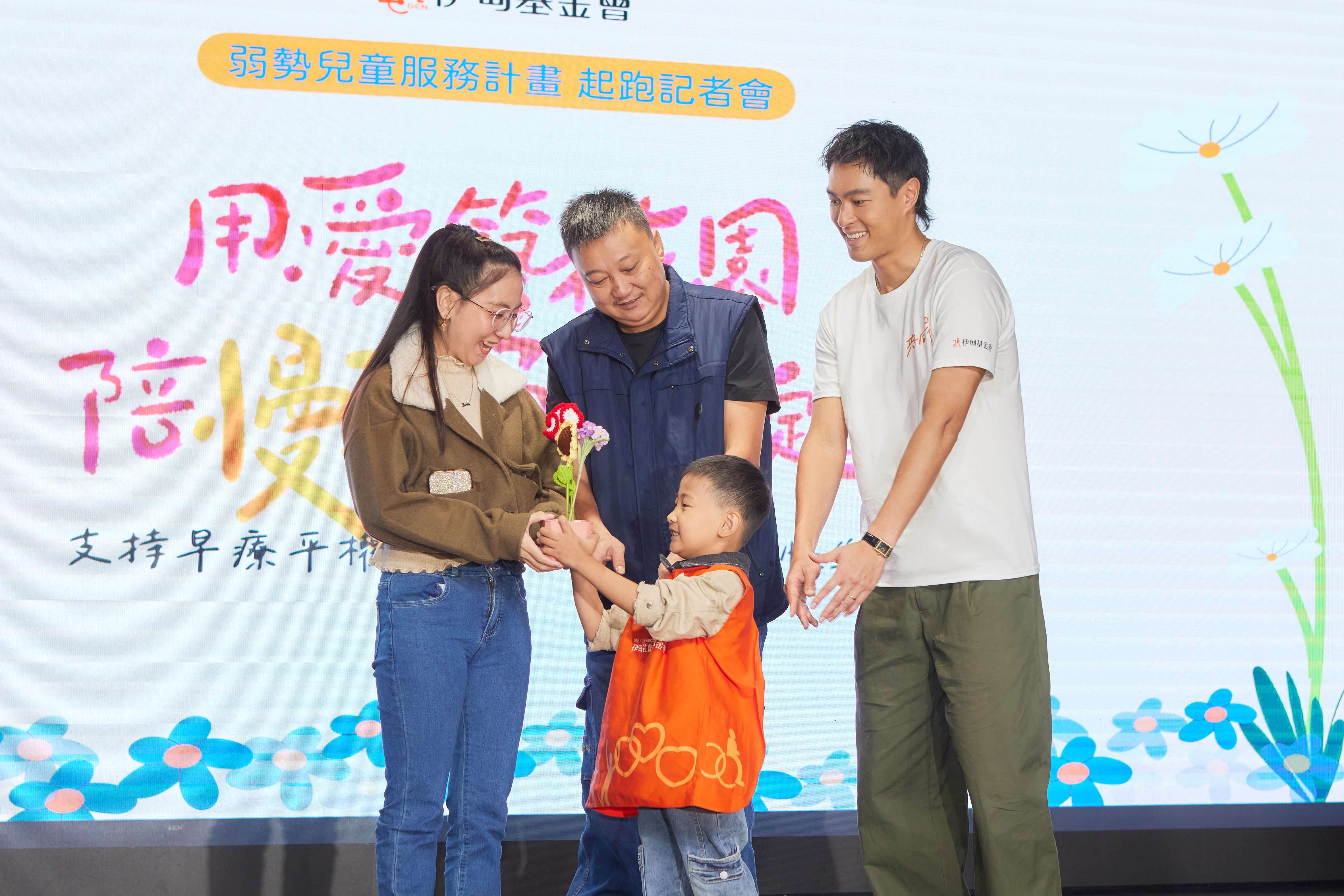 伊甸慢飛天使小寶在楊祐寧的協助下，現場DIY「感謝小盆栽」送給家長，向辛苦付出的照顧者表達心意。（圖／伊甸基金會）