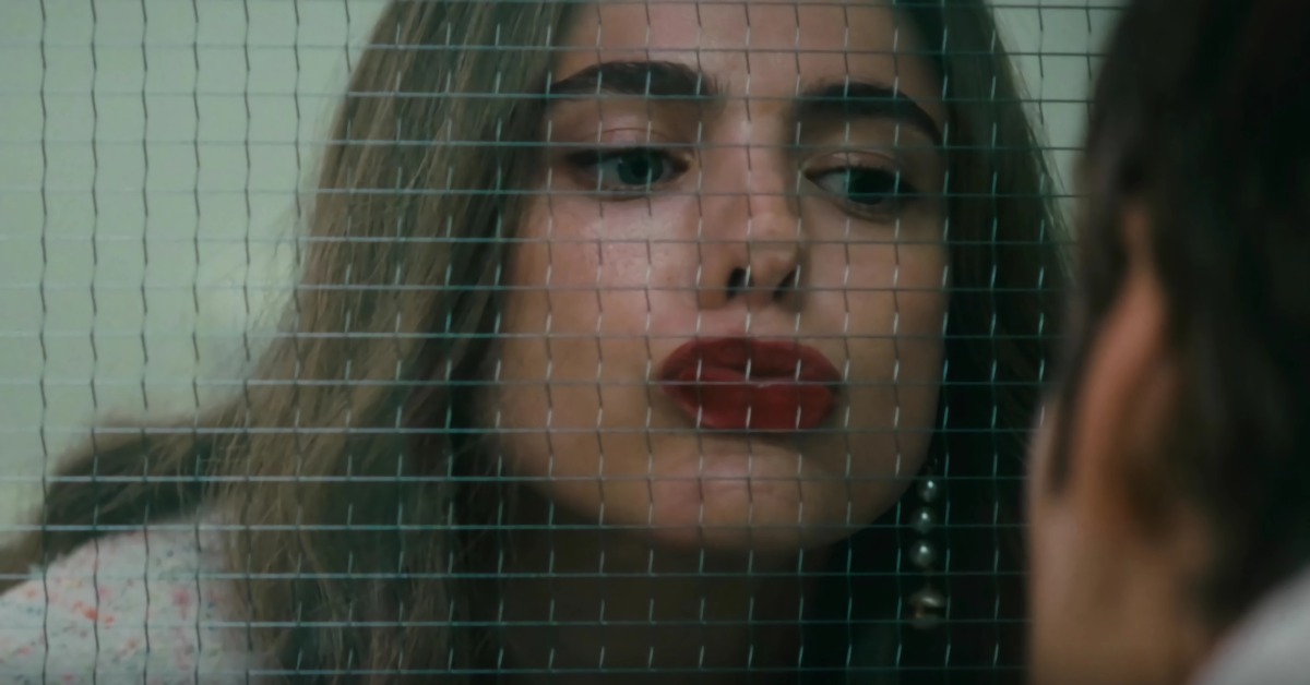 瑪格麗特庫利飾演貝克的風騷舊情人茱莉亞。（圖／CATCHPLAY+）