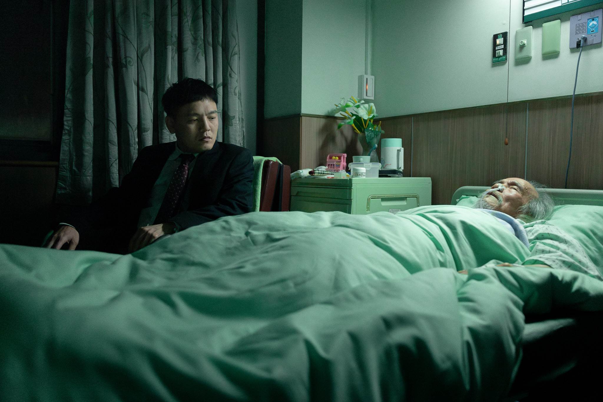 春風在《死亡賭局》中面臨父親生死與金錢掛鉤的抉擇。（圖／英傑哆影業）