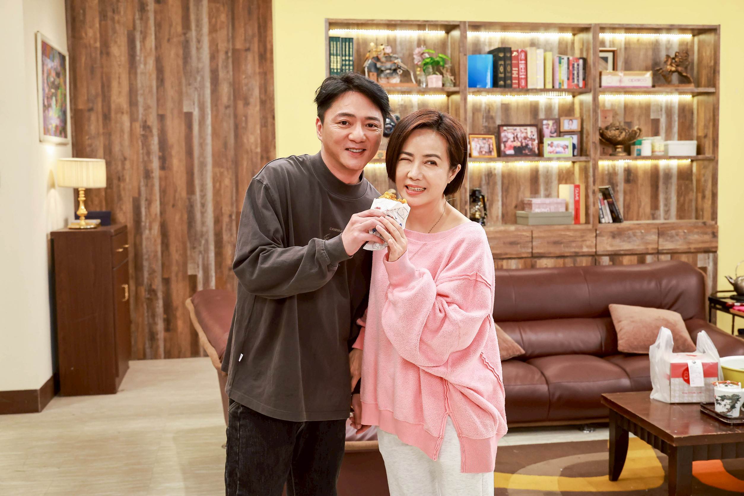 陳仙梅笑說因角色太招罵，劇中老公藍葦華竟在群組開玩笑叫她「退群組」，她也秒退讓大家笑翻。（圖／民視）