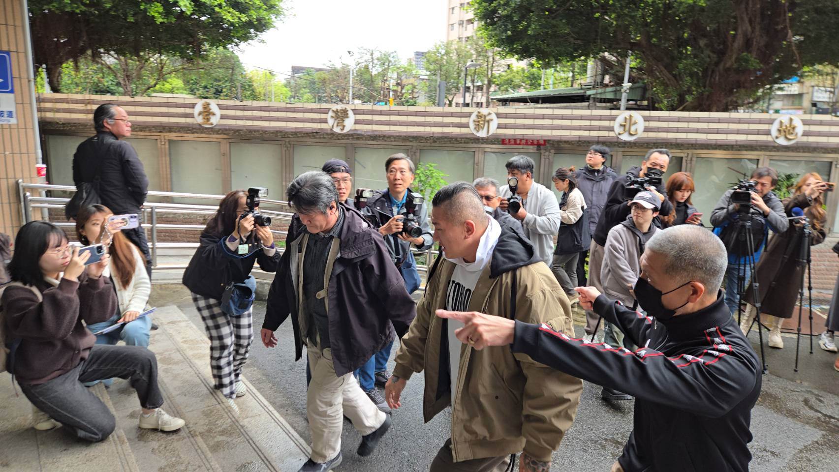 網紅館長陳之漢今日上午8時57分到達新北地院。（圖／東森新聞）