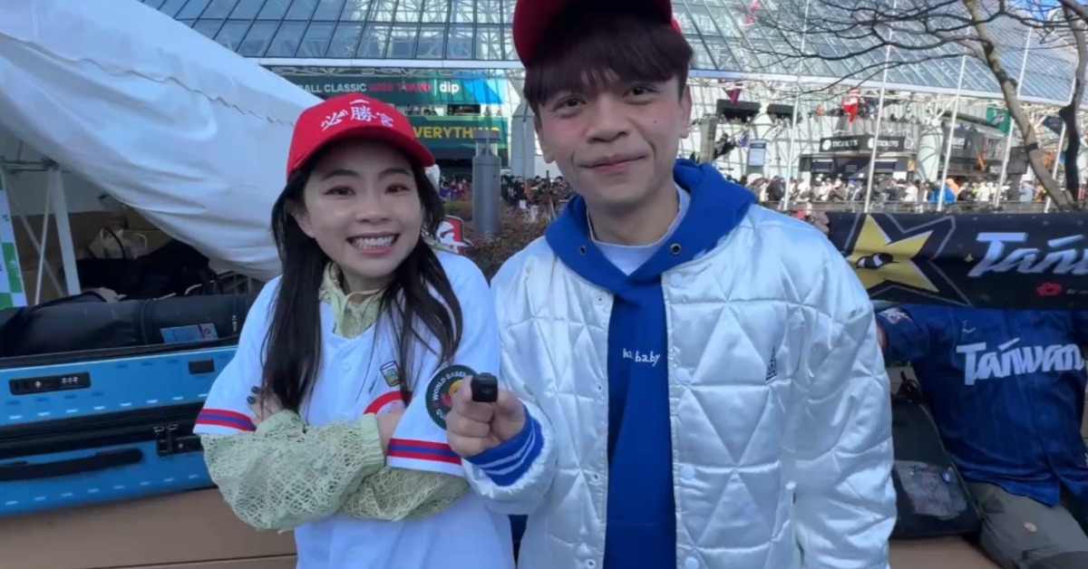 自稱「反指標」的網紅蔡阿嘎，昨（5）日台澳大戰前在東京巨蛋外發必勝客帽子。（圖／東森新聞）