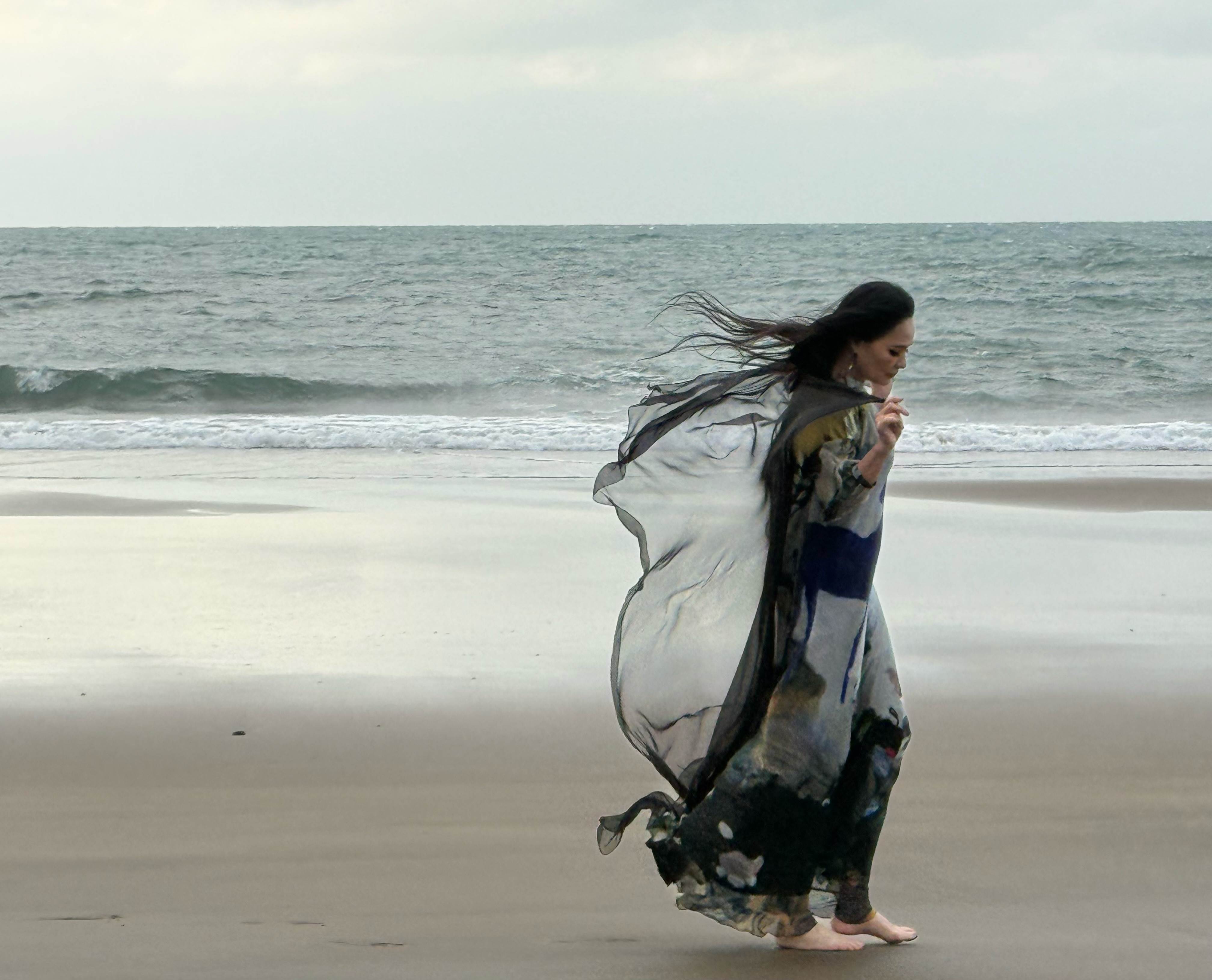 傳奇歌后潘越雲潘越雲拍MV遇重感冒強碰寒流！赴北海岸拍攝以「單薄薄紗」上陣直面狂風，敬業展現空靈美感唯美動人。（圖／雲璽工作室提供）