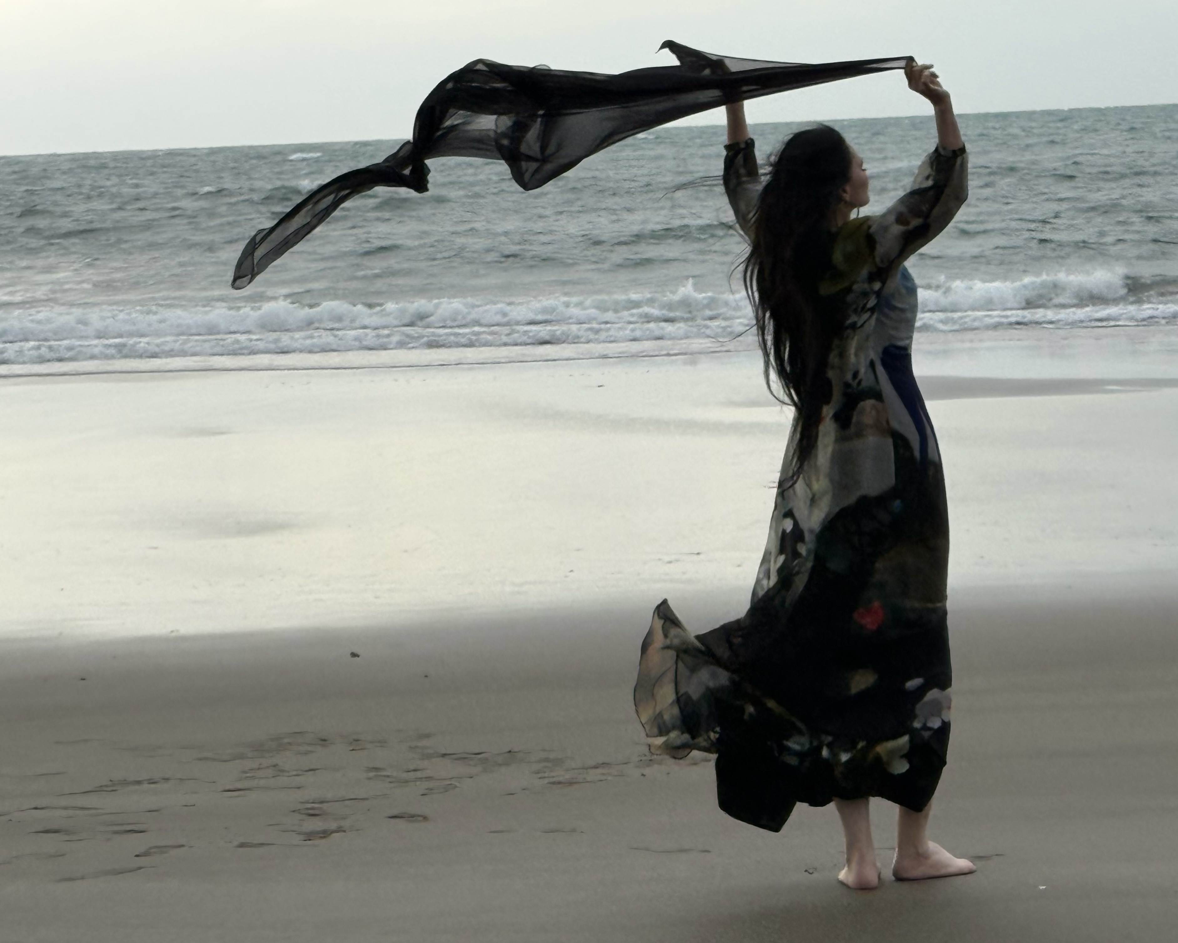 傳奇歌后潘越雲潘越雲拍MV遇重感冒強碰寒流！赴北海岸拍攝以「單薄薄紗」上陣直面狂風，敬業展現空靈美感唯美動人。（圖／雲璽工作室提供）