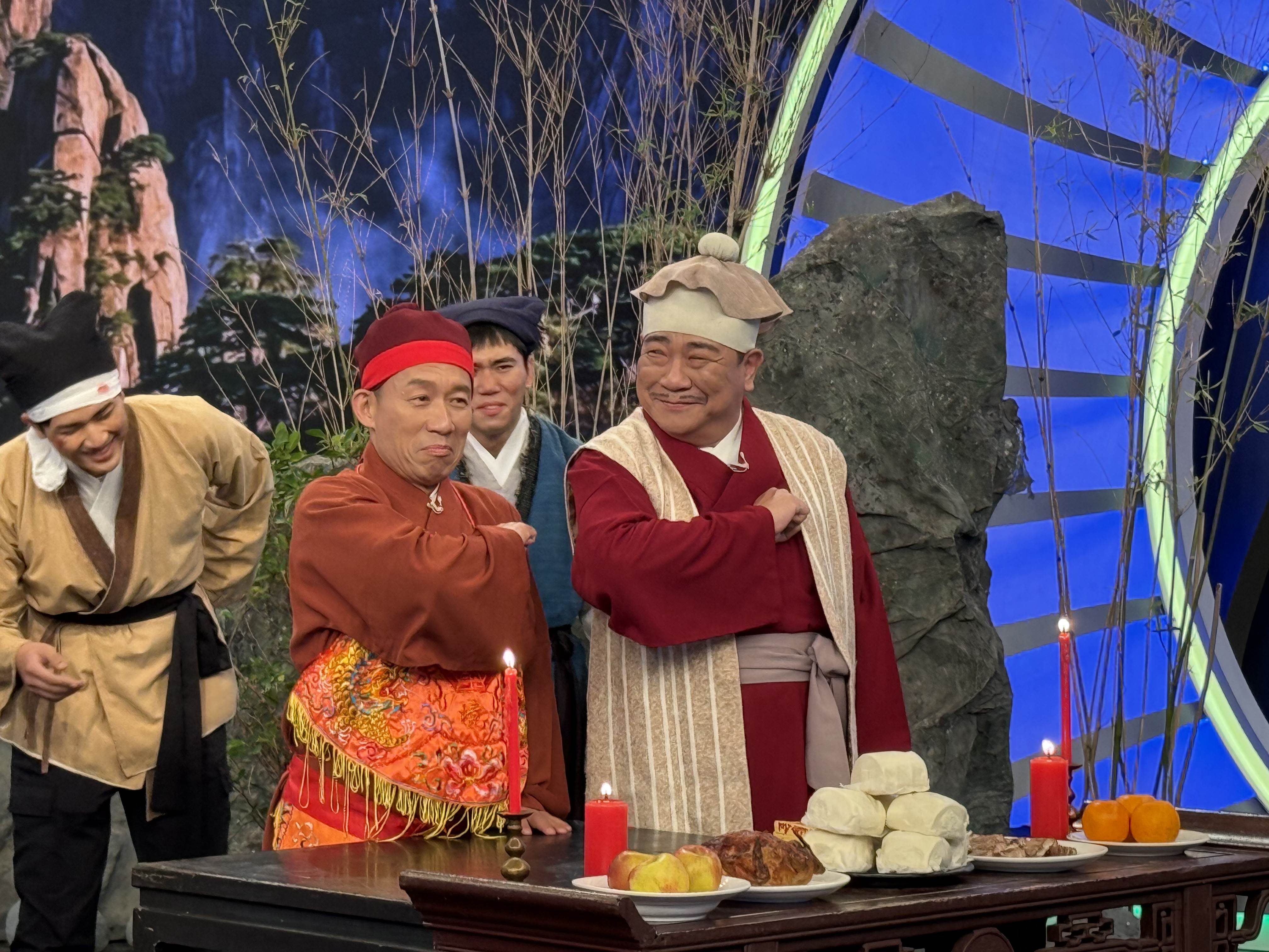 模仿天王郭子乾(左)與白雲(右)飾演兩位神棍在村裡招搖撞騙。（圖／華視提供）