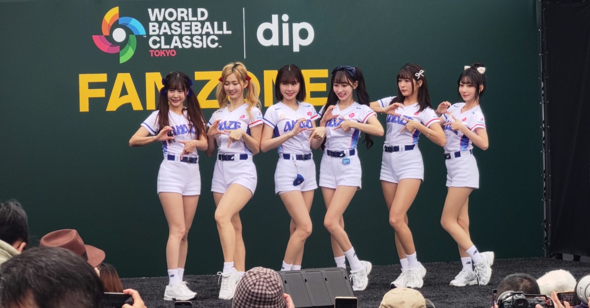 六名CT AMAZE啦啦隊成員一字排開站在舞台上。（圖／東森新聞）