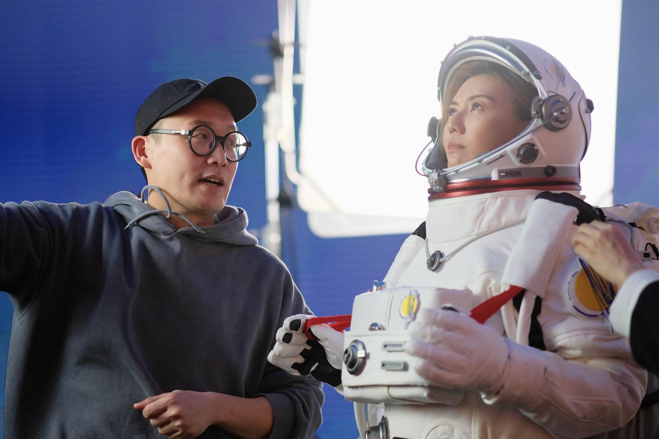 孫燕姿首度化身太空人〈飛瀑而下〉俯衝、穿越、降落 故事展開。（圖／Make Music提供）