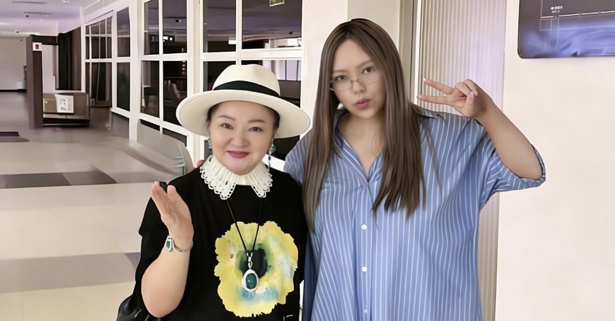 資深藝人白冰冰和天后張惠妹偶遇並合照。（圖／翻攝自白冰冰 臉書）