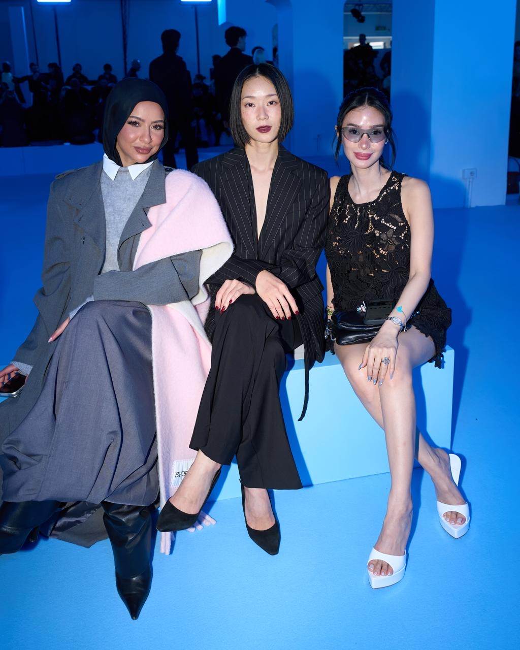 鍾瑶（中）與埃及時尚名人Soha Taha（左）以及菲律賓名媛Heart Evangelista（右）合影。（圖／星星相藝提供）