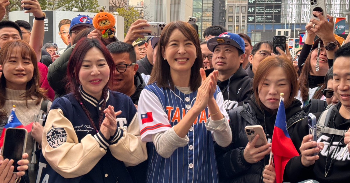 賈永婕與台灣球迷在日本為中華隊加油。（圖／東森娛樂）