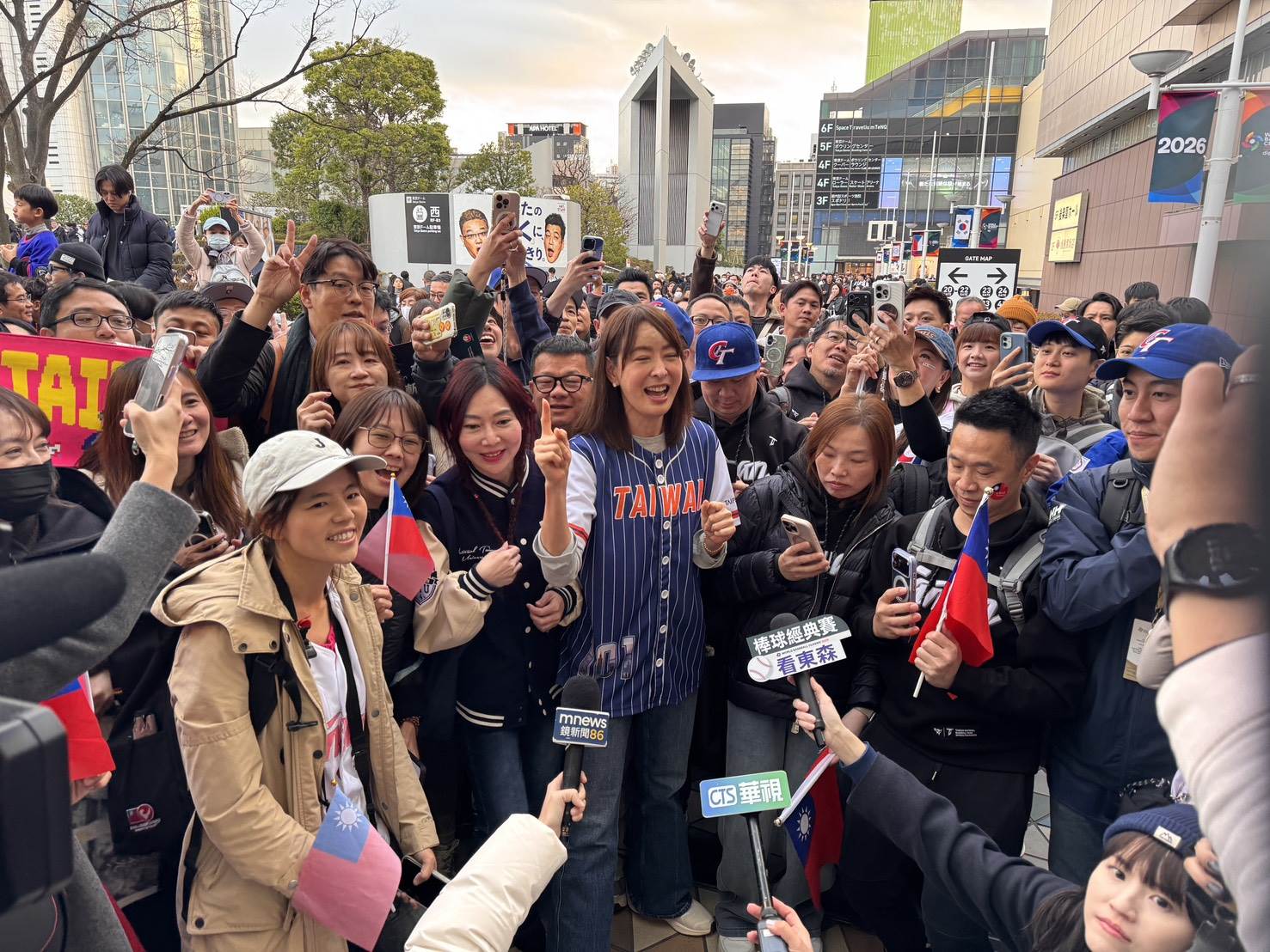 賈永婕號召台灣球迷一起喊口號。（圖／東森娛樂）