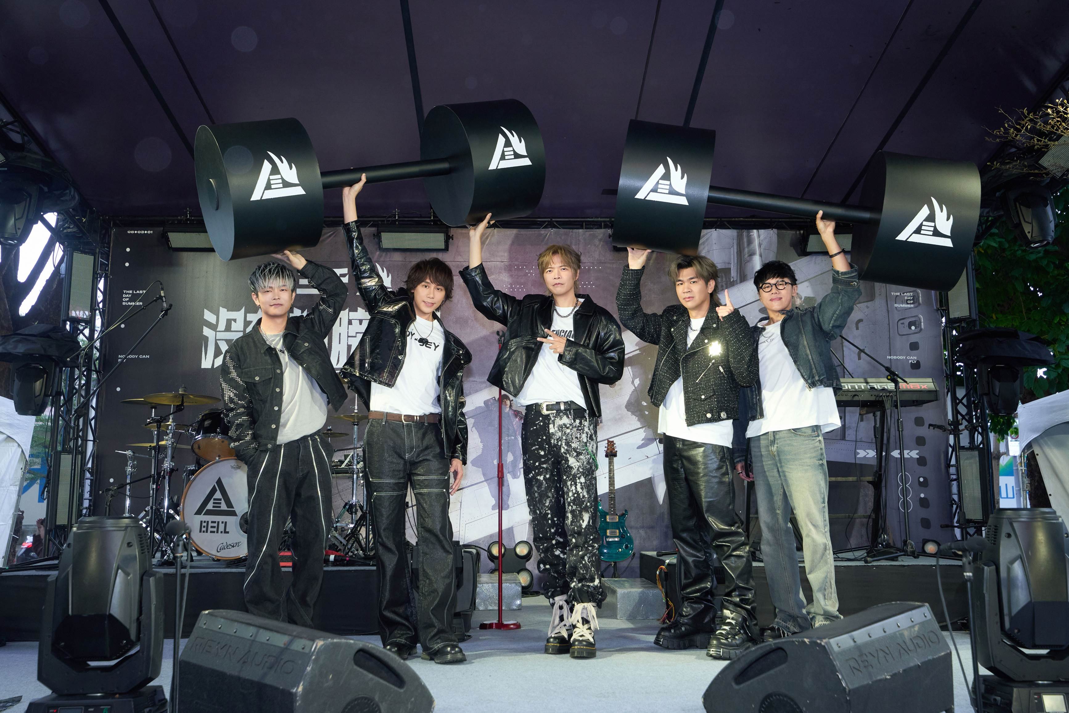 <a href='https://star.ebc.net.tw/search/tags/樂團/' target='_blank'>樂團</a>八三夭阿電(左起)、霸天、阿璞、小橘、劉逼，全員在年前為新專輯打拼到最後一刻。（圖／索尼音樂提供）