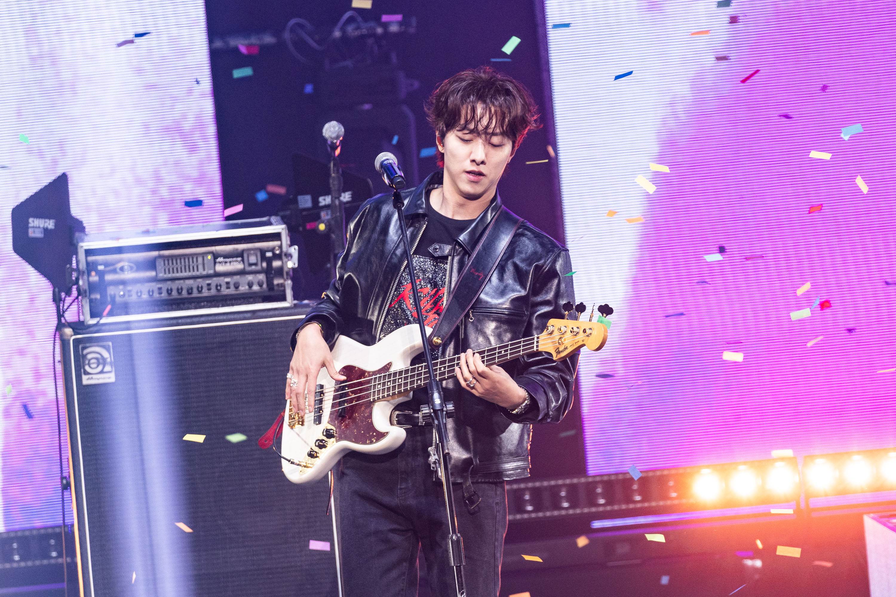 韓國人氣樂團CNBLUE李正信急忙留住翻譯老師。（圖／和協整合行銷提供）