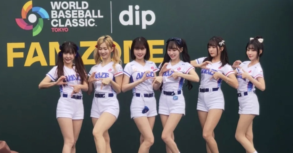 六名CT AMAZE啦啦隊成員一字排開站在舞台上。（圖／東森新聞）