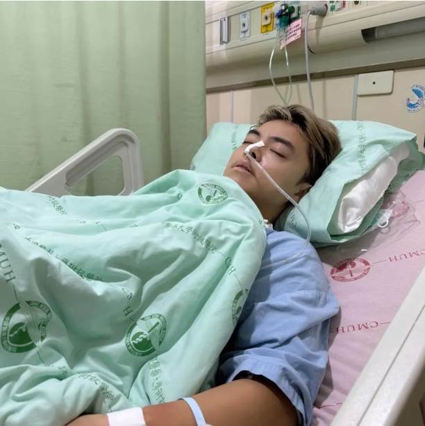 儘管術後劇痛難耐，為鼓勵父親積極復健，海產依然努力完成呼吸訓練。（圖／年代）