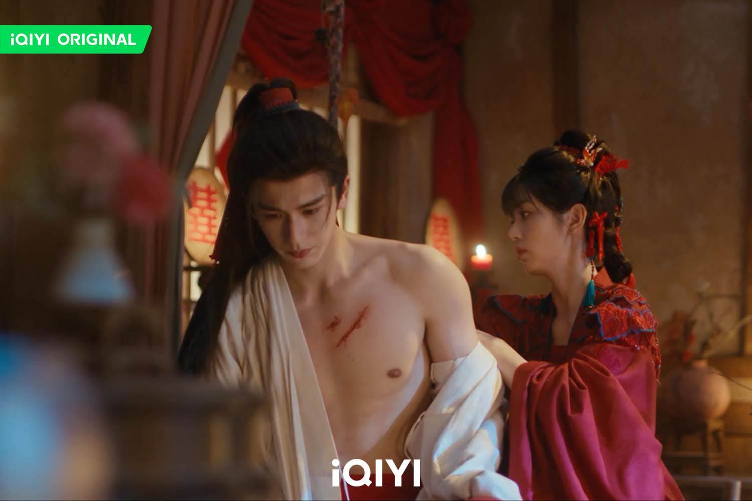 《逐玉》田曦薇（右）替張凌赫換藥。（圖／愛奇藝國際版）