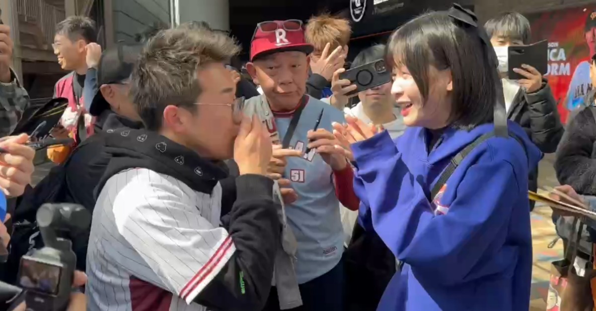 樂天桃猿應援團推進隊長籃籃跟日本男大生見面了。（圖／東森新聞）