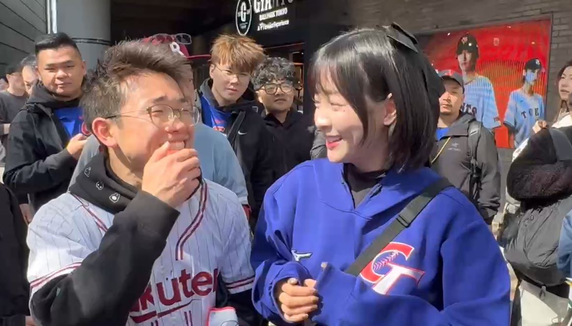 日本男大生用生疏的中文和籃籃對話，更一度開心到語無倫次，直呼「高興死了」。（圖／東森新聞）