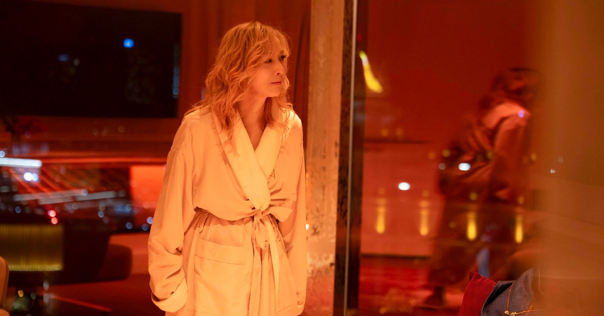 鄭秀文化身夜總會霸總，特別向媽媽桑取經。（圖／車庫娛樂）