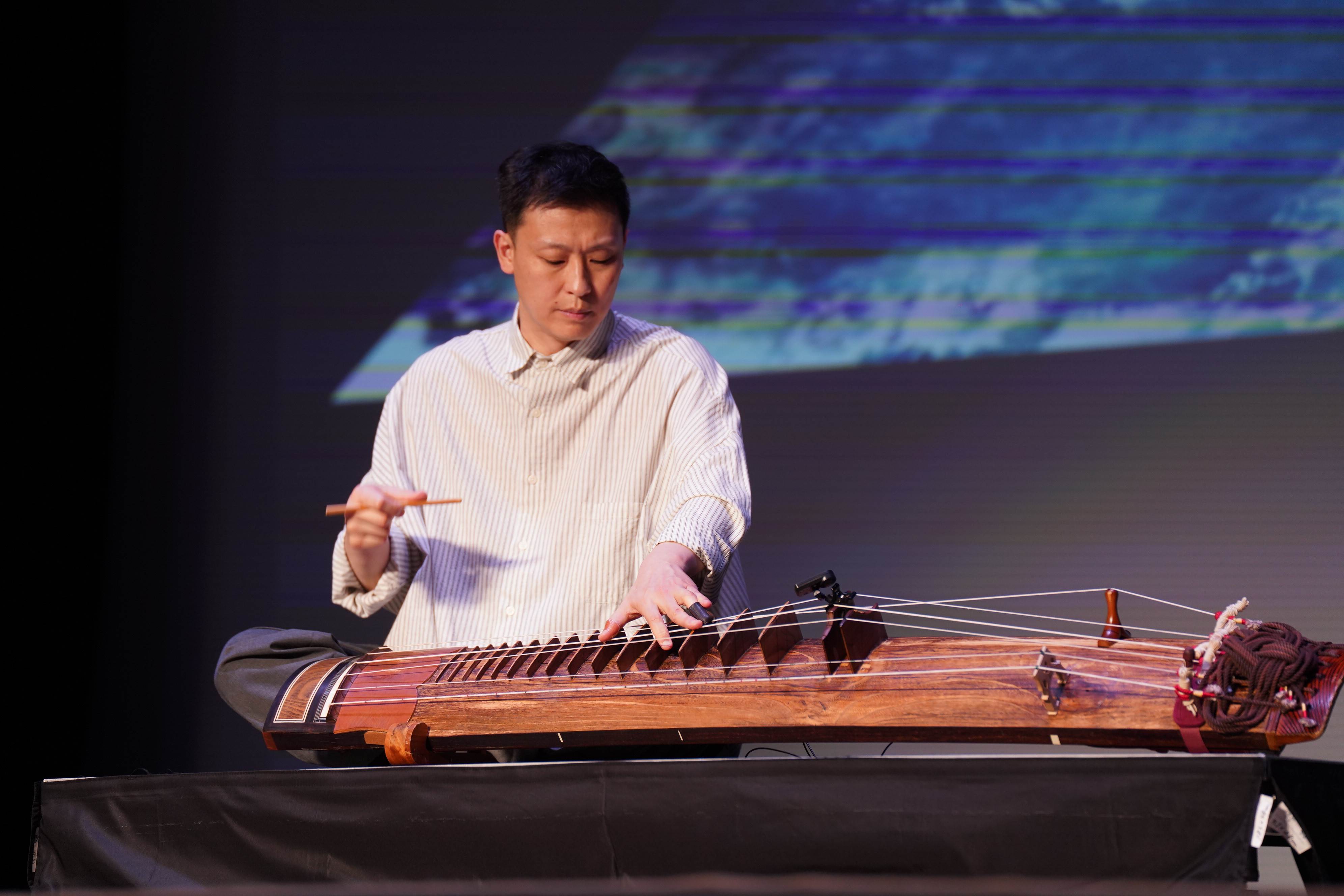 全國國樂比賽《總統獎》得主MUTO成員玄琴藝術家朴佑宰（박우재）現場演奏，展現出玄琴特有低沉雄厚的音色。（圖／<a href='https://star.ebc.net.tw/search/tags/國立傳統藝術中心/' target='_blank'>國立傳統藝術中心</a>）