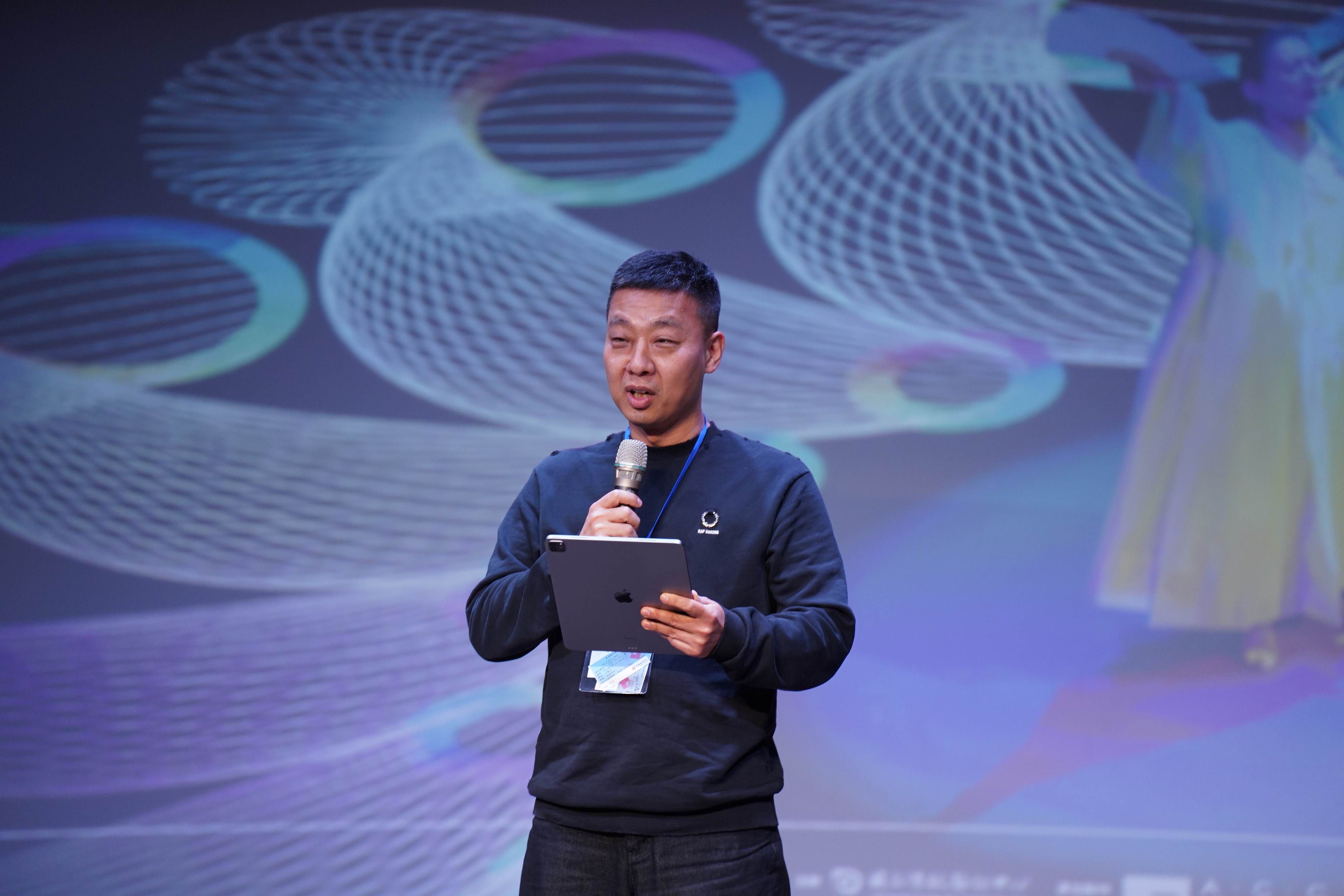 藝術總監朴薰奎（박훈규）感謝傳藝中心的邀請，希望透過本次的演出讓臺灣觀眾認識韓國傳統戲曲，帶領觀眾以不同的文化角度「凝視」藝術。（圖／國立傳統藝術中心）