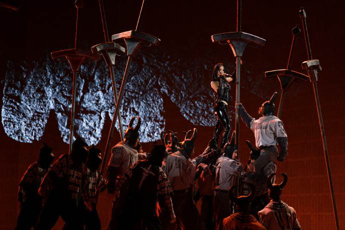 蔡依林《PLEASURE》世界巡迴演唱會深圳站，特別點出了在「劍之叢林」，出現了已經有2400年爬竿雜技。（圖／翻攝自微博）