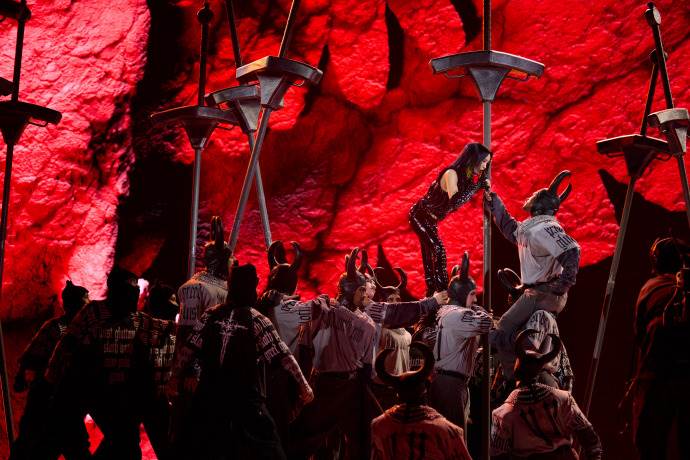 蔡依林《PLEASURE》世界巡迴演唱會深圳站，特別點出了在「劍之叢林」，出現了已經有2400年爬竿雜技。（圖／翻攝自微博）