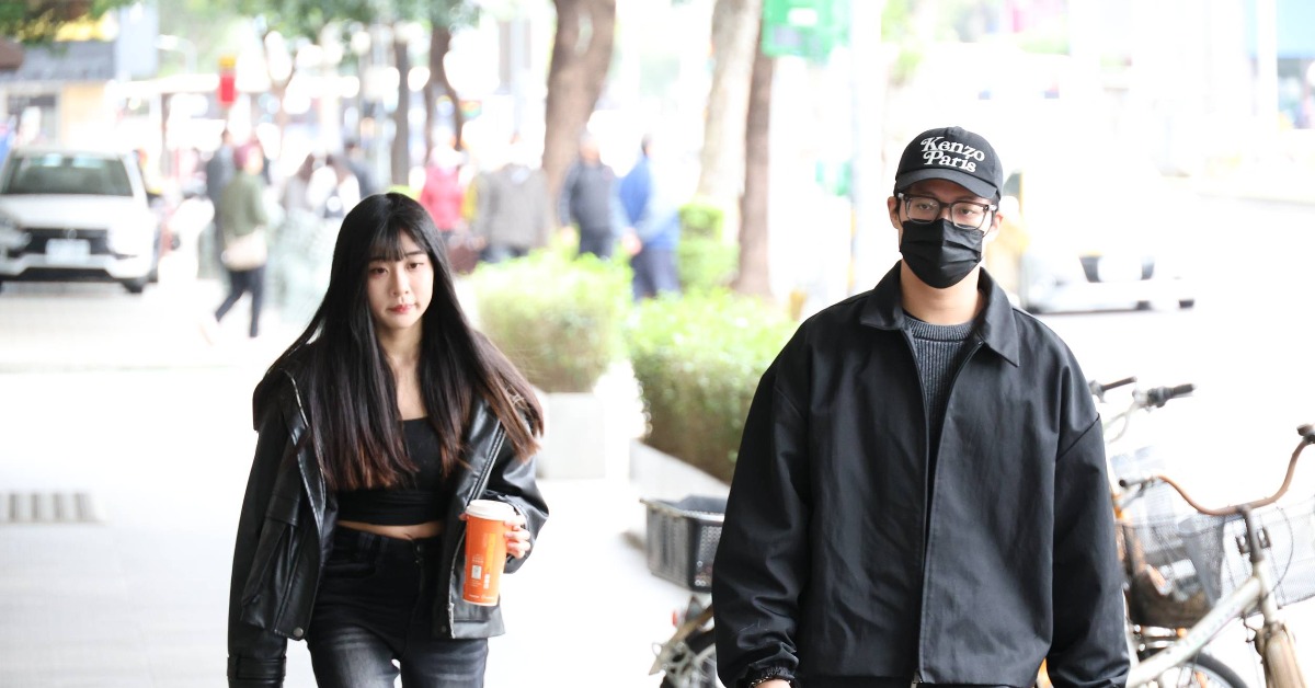 袁惟仁兒女今（8）日一早現身靈堂。（圖／東森娛樂）