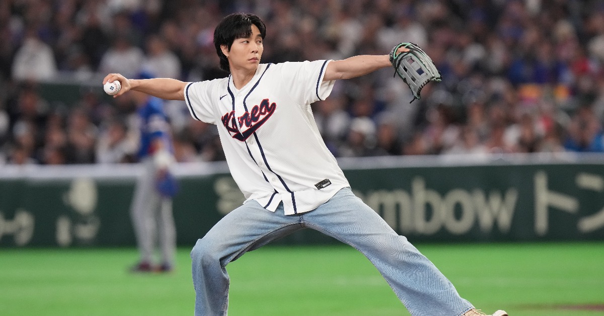 南韓男團NCT美籍韓裔成員Johnny（徐煐淏）受邀擔任開球嘉賓。（圖／達志影像／美聯社）