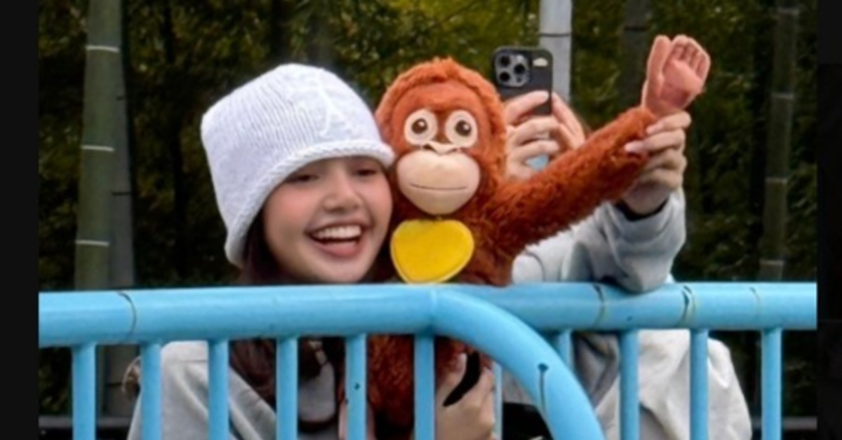 LISA現身動物園探訪小猴子Panchi還抱著同款玩偶。（圖／翻攝自Lisa IG）