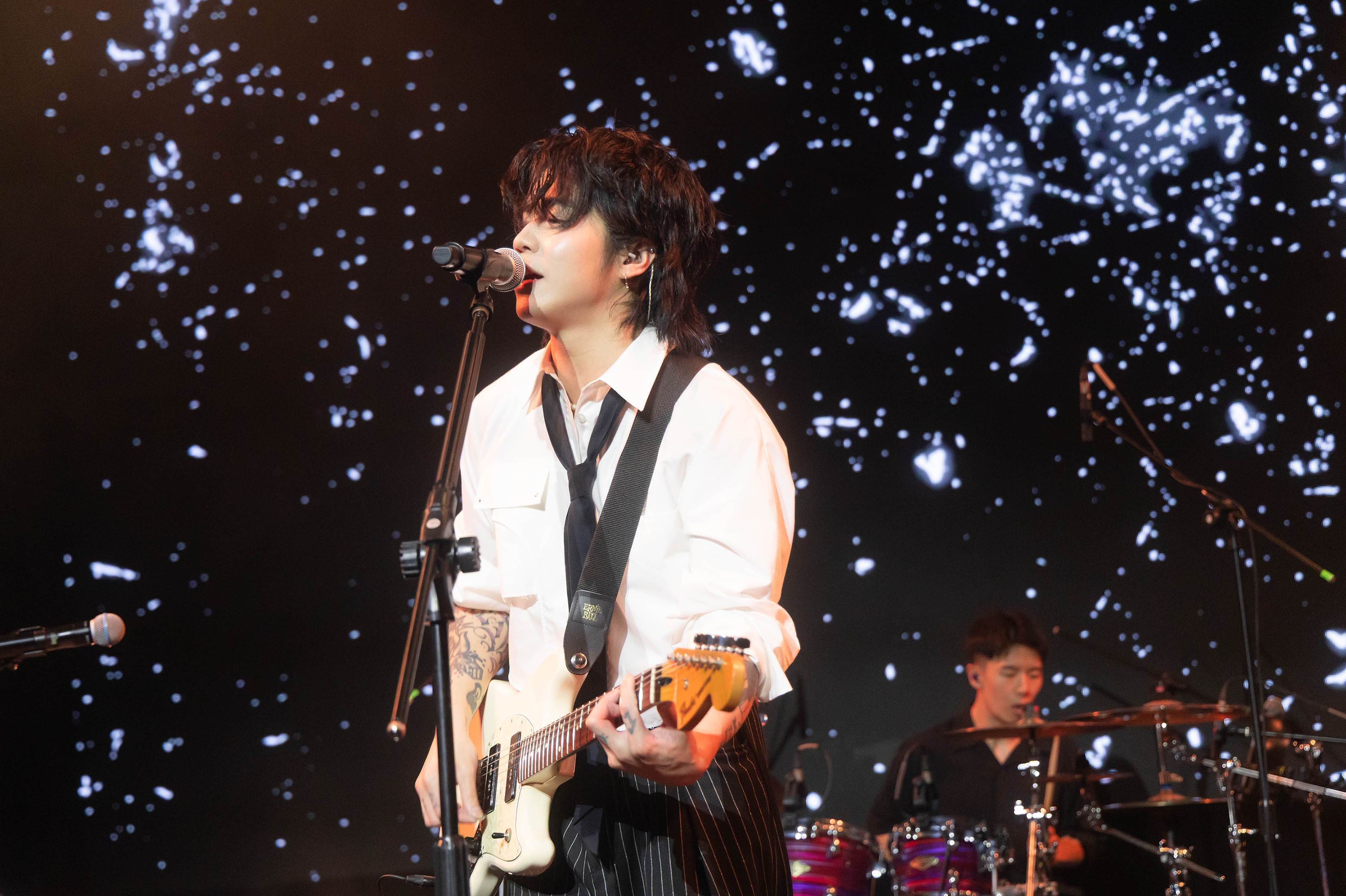 歌手王謙最終場開唱，帶來各種樂器展現他的「音樂魔法」。（圖／形上娛樂提供）