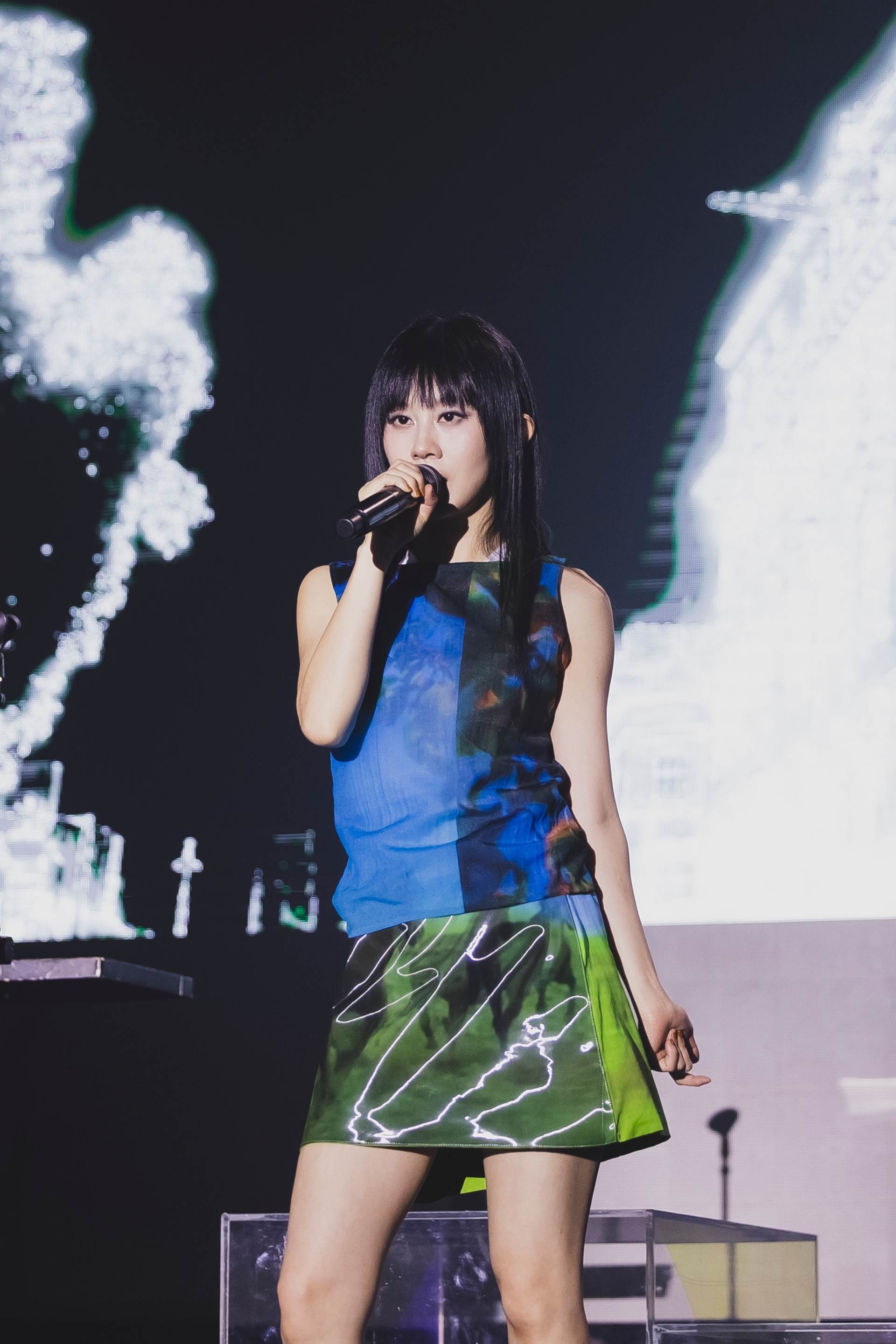 白安穿上駿馬奔馳裙拜晚年 祝馬年成功、馬上發財。（圖／相信音樂提供）