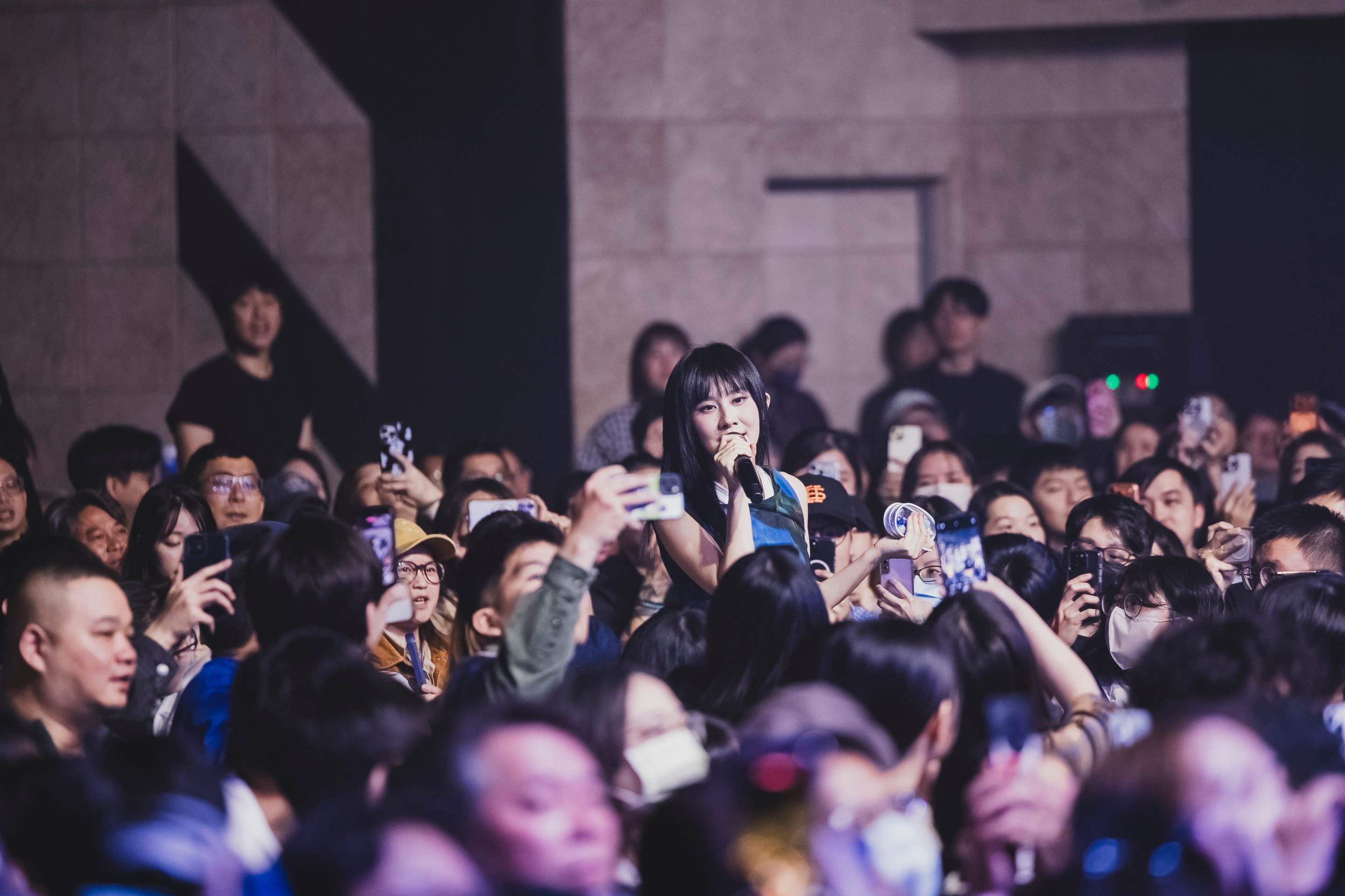 白安走入觀眾席與歌迷零距離互動。（圖／相信音樂提供）