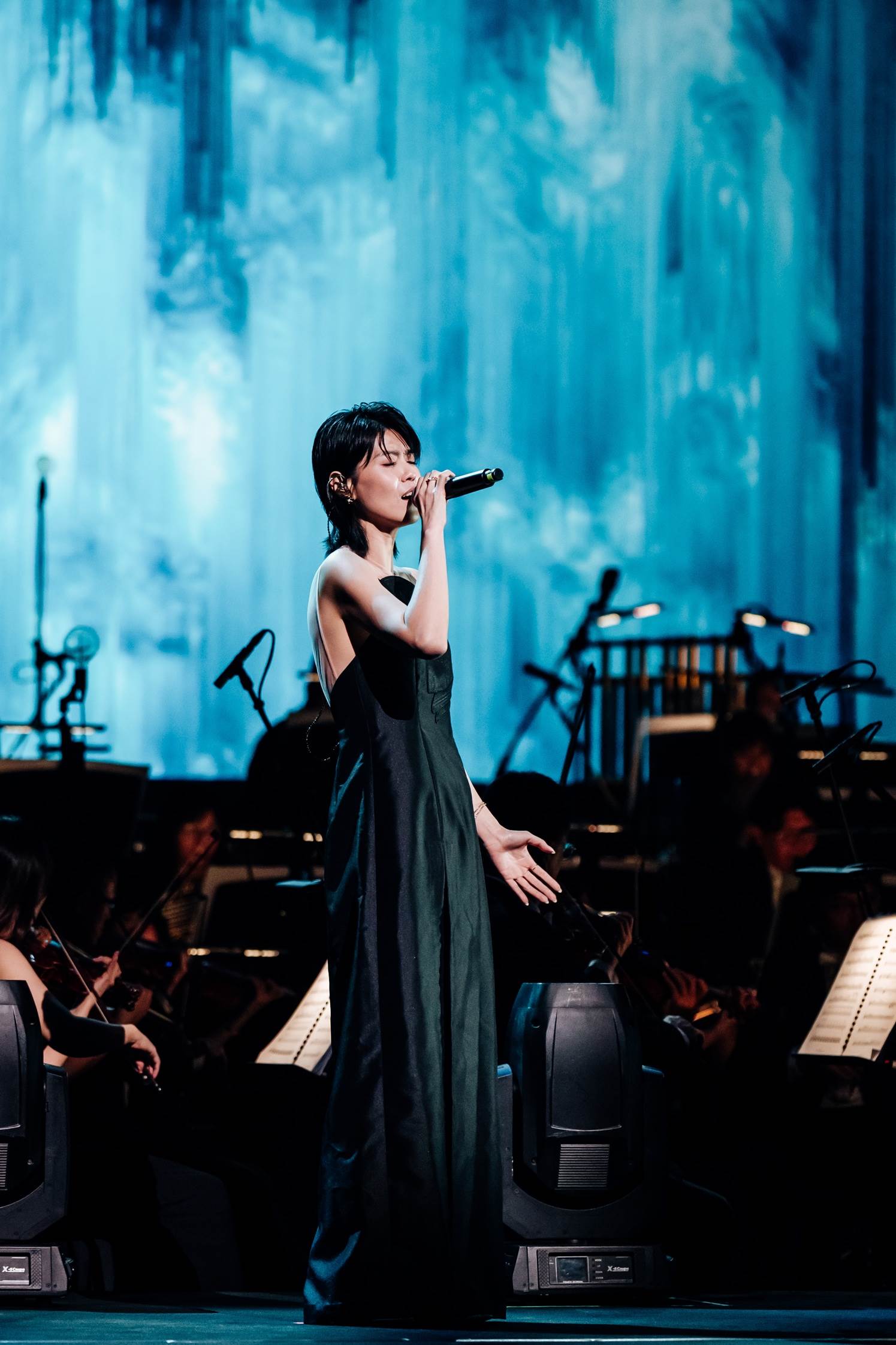 金曲歌后曹雅雯身穿一襲由知名設計師APUJAN詹朴所設計的高雅黑色禮服。（圖／衛武營國家藝術文化中心提供）