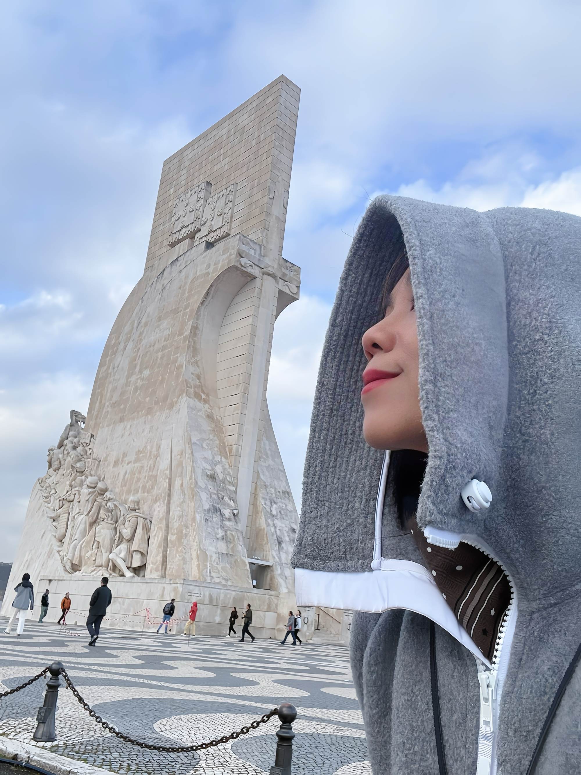 Tanya蔡健雅在里斯本發現者紀念碑拍照留念。（圖／躍耳娛樂提供）