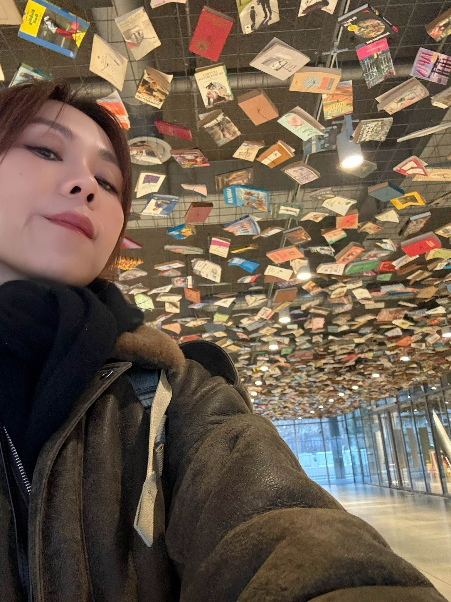 Tanya蔡健雅參觀伊斯坦堡現代藝術博物館的書海裝飾。（圖／躍耳娛樂提供）