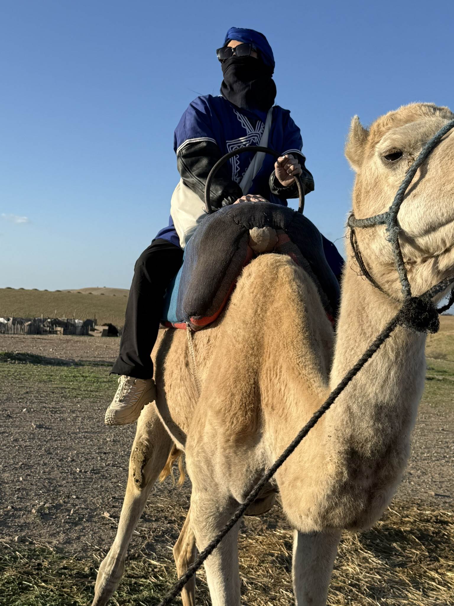 蔡健雅在摩洛哥阿加菲沙漠騎駱駝。（圖／躍耳娛樂提供）