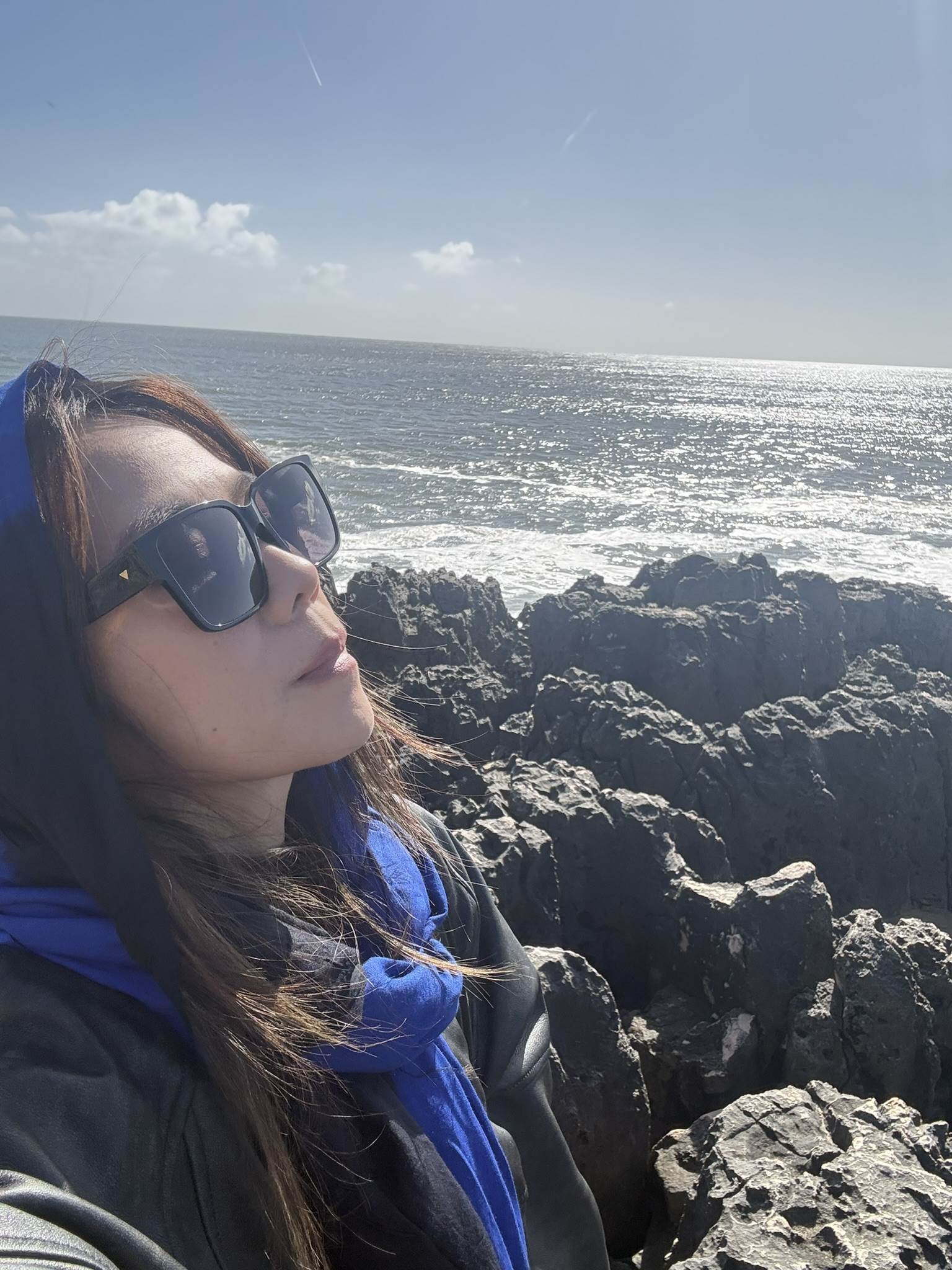 葡萄牙卡斯凱什壯麗的岩岸令蔡健雅讚嘆。（圖／躍耳娛樂提供）