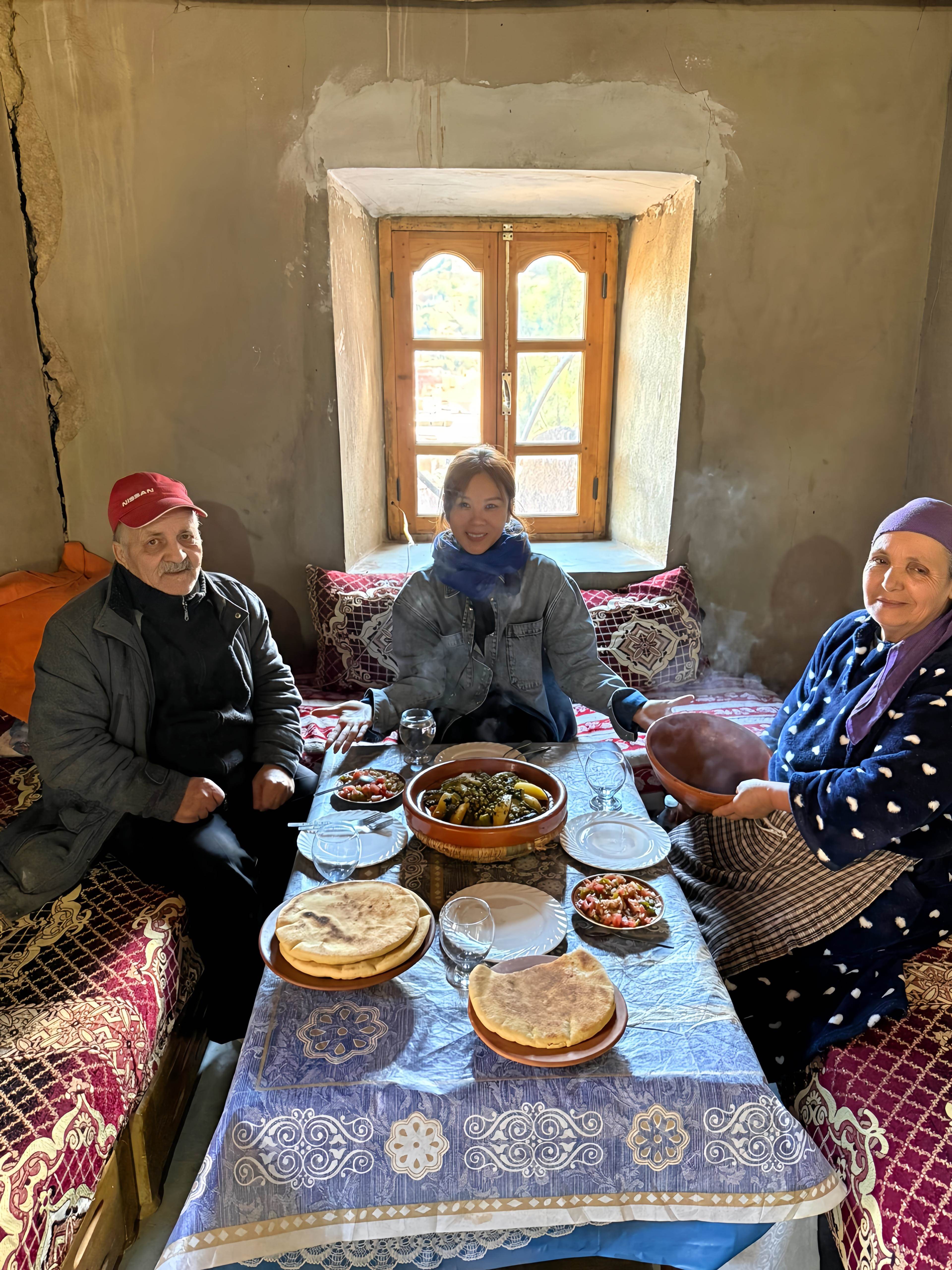 Tanya蔡健雅(中)在摩洛哥與當地柏柏人家庭用餐。（圖／躍耳娛樂提供）