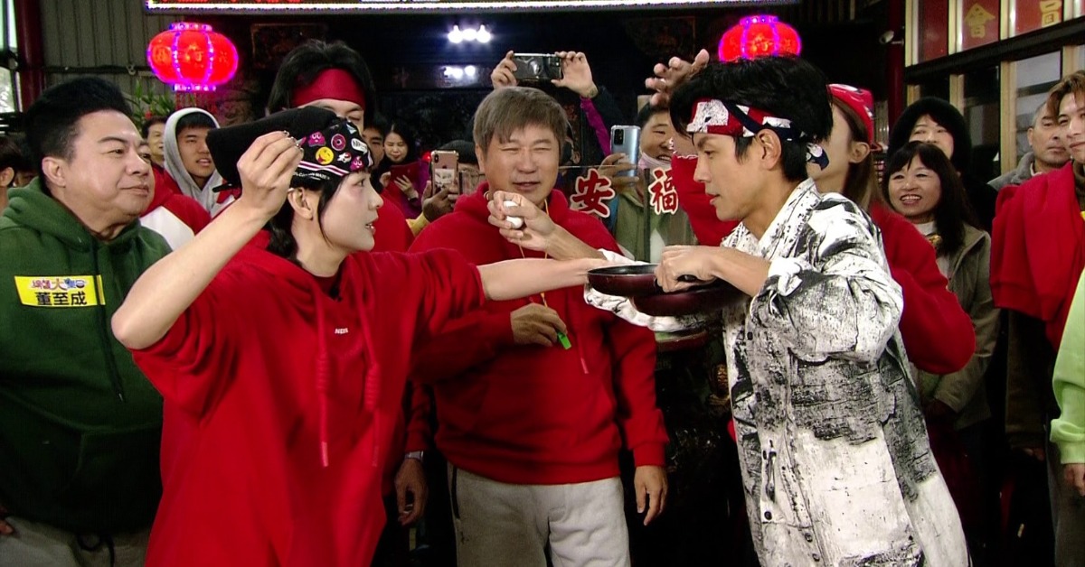 籃籃與阿翔互砸雞蛋。（圖／民視提供）